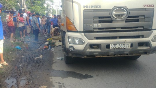 Mẹ điên loạn, gào thét khi thấy xe bồn cán chết con gái 6 tuổi ảnh 1