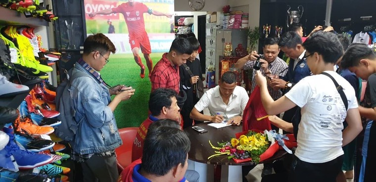 Cầu thủ Anh Đức: Hình ảnh tìm mẹ vào thơ Nồng Nàn Phố là động lực lớn ảnh 1