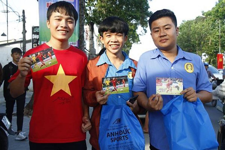 Cầu thủ Anh Đức: Hình ảnh tìm mẹ vào thơ Nồng Nàn Phố là động lực lớn ảnh 2