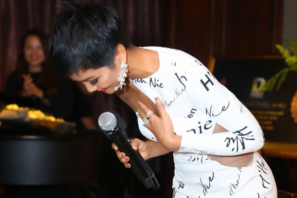 Hứa dành hết tiền thưởng làm từ thiện, H'hen Niê thực hiện thế nào? ảnh 1