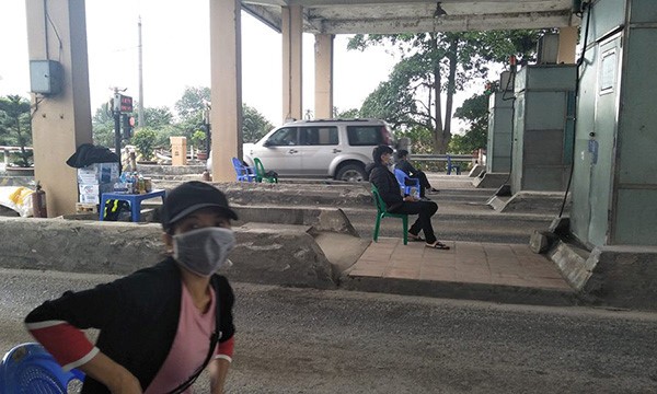 Tài xế 'cắm chốt' quyết đấu với BOT Bắc Thăng Long - Nội Bài thu phí 'hộ' ảnh 1