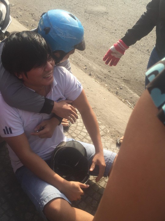 Con trai ngây dại bên thi thể cha tại nút giao Tân Vạn ảnh 1