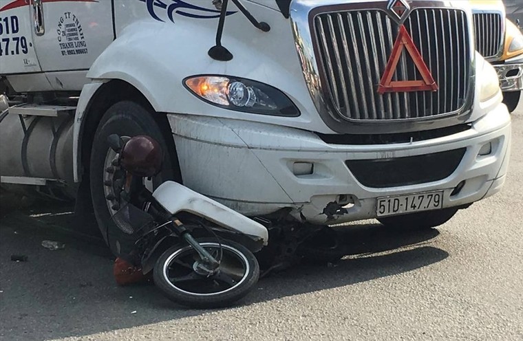 Hai vợ chồng đi xe máy thương vong dưới bánh xe bồn trên quốc lộ 1A ảnh 1