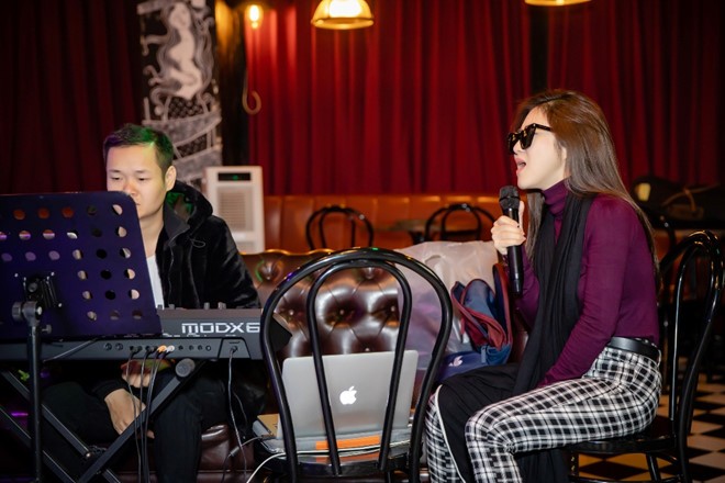 Hương Tràm stress, bóc da tay vì phải hủy show để tập trung luyện hát ảnh 1