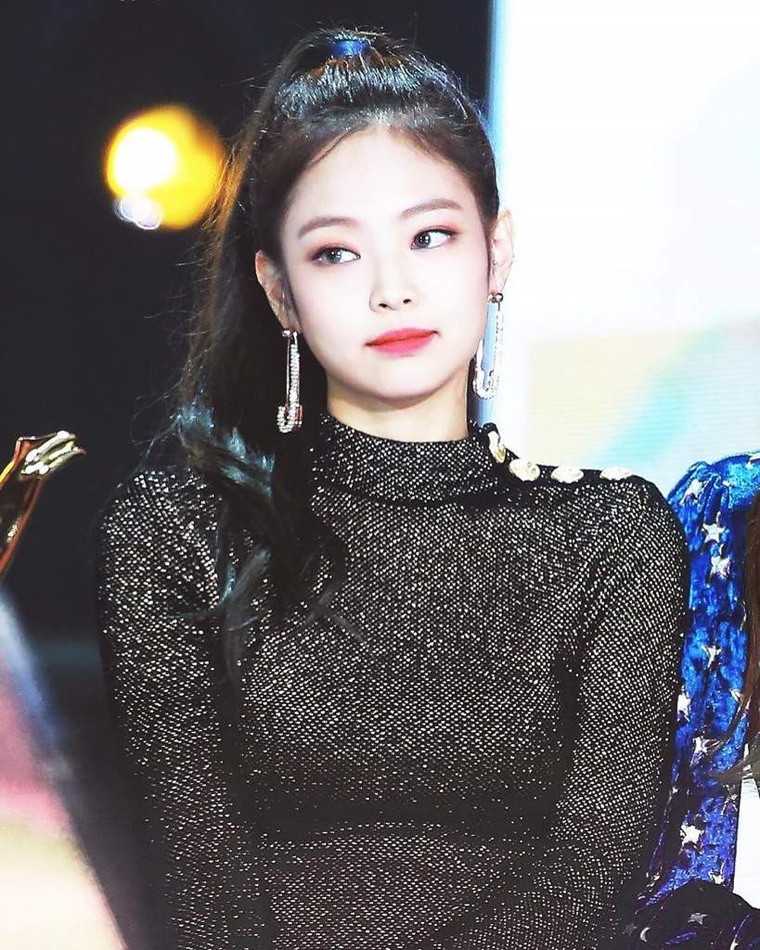 Bất chấp lệnh cấm để hẹn hò, Jennie đẩy Black Pink vào sóng gió? ảnh 2