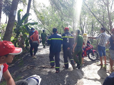 Chìm sà lan chở cát chìm trên sông Tiền, 3 người mất tích ảnh 1