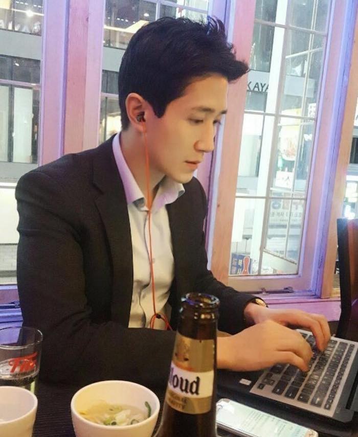 Phóng viên điển trai Hàn Quốc đang tác nghiệp ở Hà Nội gây 'bão' mạng xã hội ảnh 2