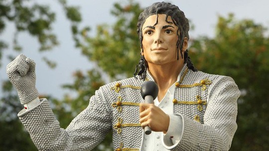 Tượng Michael Jackson bị di dời sau bộ phim gây tranh cãi ảnh 1