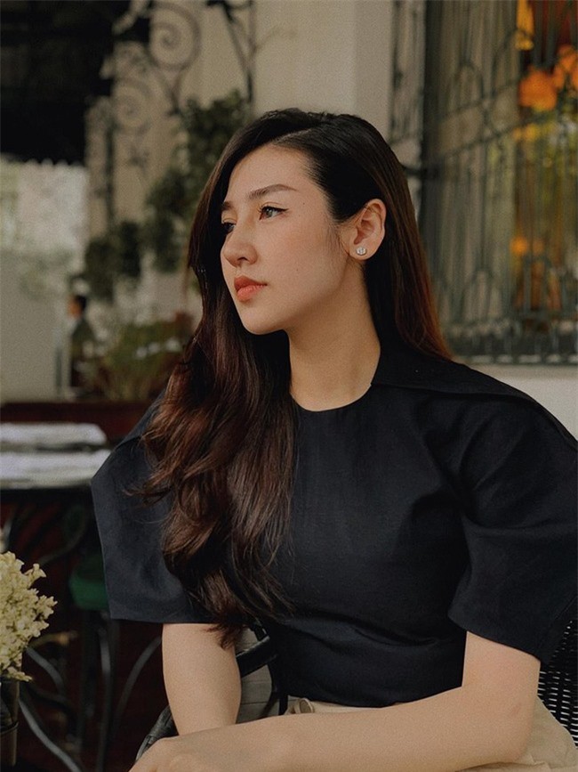 Mẹ Á hậu Tú Anh tiết lộ phải nhét con vào thùng gỗ để đi làm ảnh 2