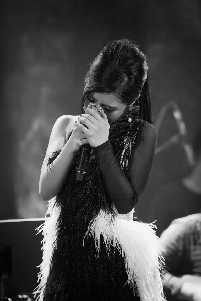 Hương Tràm bật khóc trong show diễn cuối cùng trước khi tạm dừng sự nghiệp ảnh 1