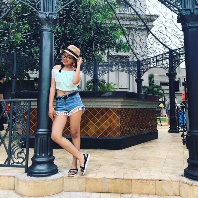 Phương Mỹ Chi gây tranh cãi vì mặc áo hở eo, quần rách gối khi cúng Tổ ảnh 1