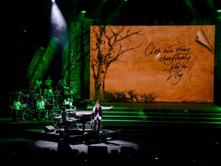 Diễm My 9x bị chê 'thiếu ý thức' khi tự do quay clip show Hà Anh Tuấn ảnh 1