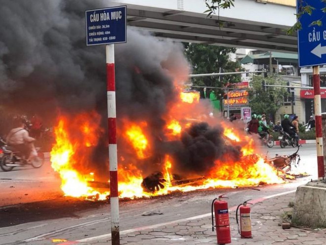 Vụ xe Mercedes bốc cháy sau khi gây tai nạn chết người: tài xế là phụ nữ ảnh 1