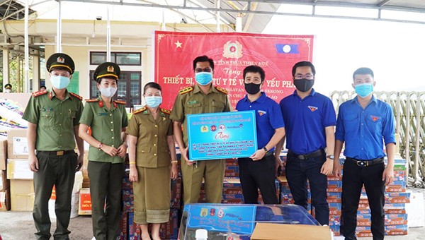 Tặng thiết bị, vật tư y tế và nhu yếu phẩm cho nước bạn Lào ảnh 1