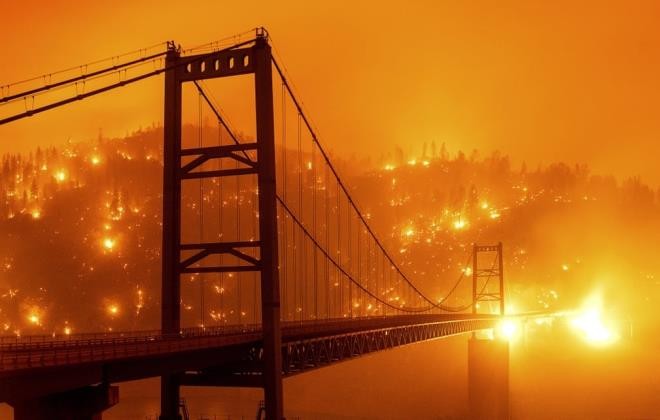 Ảnh: California chìm trong khói lửa màu cam như sao Hỏa - 9