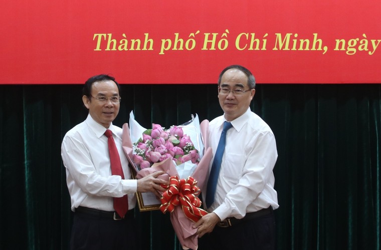 Công bố quyết định của Bộ Chính trị về công tác cán bộ ảnh 3