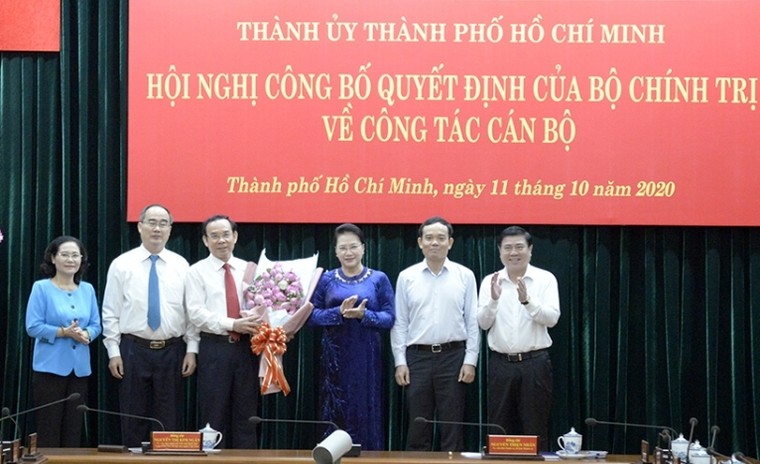 Công bố quyết định của Bộ Chính trị về công tác cán bộ ảnh 1