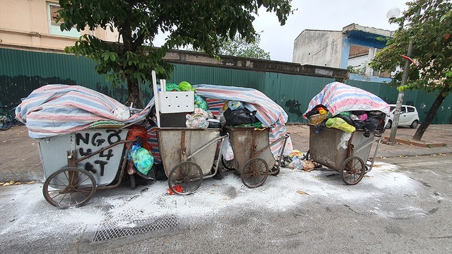 Nhiều tuyến phố Hà Nội ngập rác thải vì dân chặn xe vào bãi rác Nam Sơn - ảnh 8