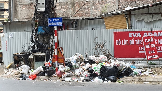 Nhiều tuyến phố Hà Nội ngập rác thải vì dân chặn xe vào bãi rác Nam Sơn - ảnh 1