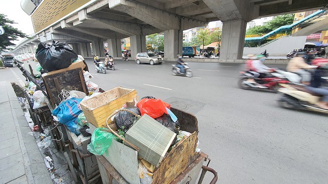 Nhiều tuyến phố Hà Nội ngập rác thải vì dân chặn xe vào bãi rác Nam Sơn - ảnh 2