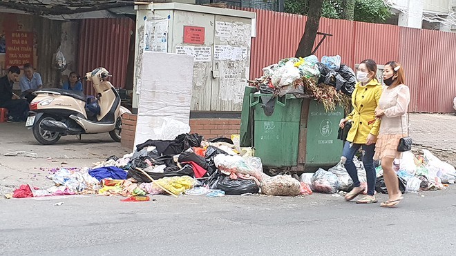 Nhiều tuyến phố Hà Nội ngập rác thải vì dân chặn xe vào bãi rác Nam Sơn - ảnh 6