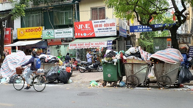 Nhiều tuyến phố Hà Nội ngập rác thải vì dân chặn xe vào bãi rác Nam Sơn - ảnh 4