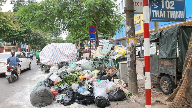 Nhiều tuyến phố Hà Nội ngập rác thải vì dân chặn xe vào bãi rác Nam Sơn - ảnh 5