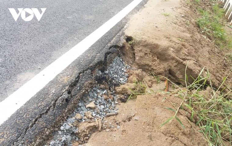 Cầu 78 tỷ vừa khánh thành đã bong tróc, đầy ổ gà ảnh 2