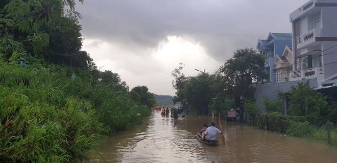 Phú Yên: Hàng nghìn ngôi nhà chìm trong biển nước sau bão số 12 - 5
