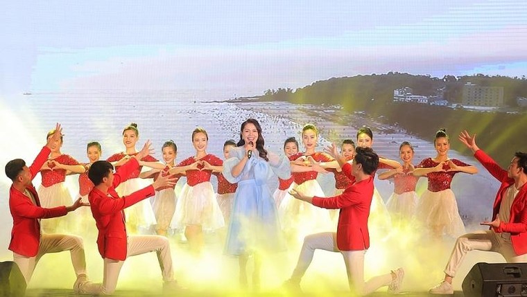 Sau Sầm Sơn, dân tình rần rần chuẩn bị ‘quẩy’ cùng lễ hội hoa, đêm nhạc cực đỉnh ở Hạ Long ảnh 2