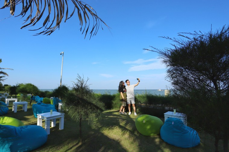 Cận cảnh quán bar biển lộng gió vừa ra mắt tại Sầm Sơn, Quy Nhơn ảnh 3