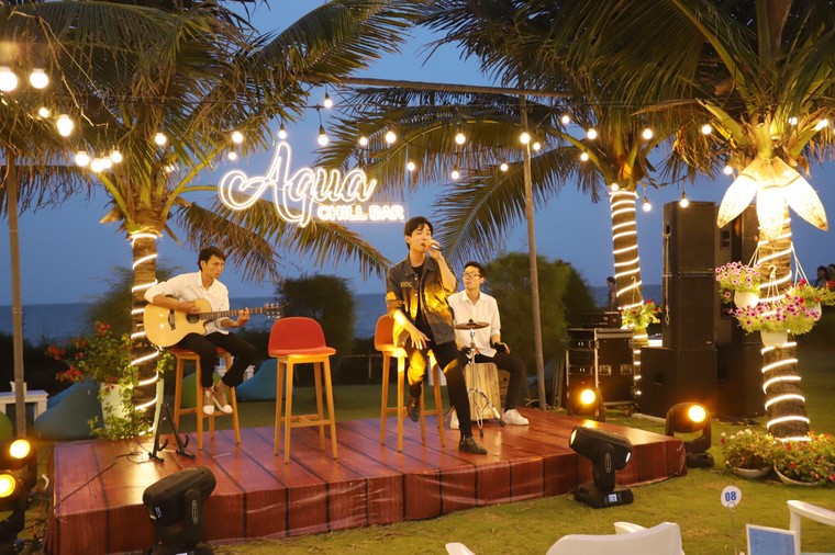 Cận cảnh quán bar biển lộng gió vừa ra mắt tại Sầm Sơn, Quy Nhơn ảnh 4