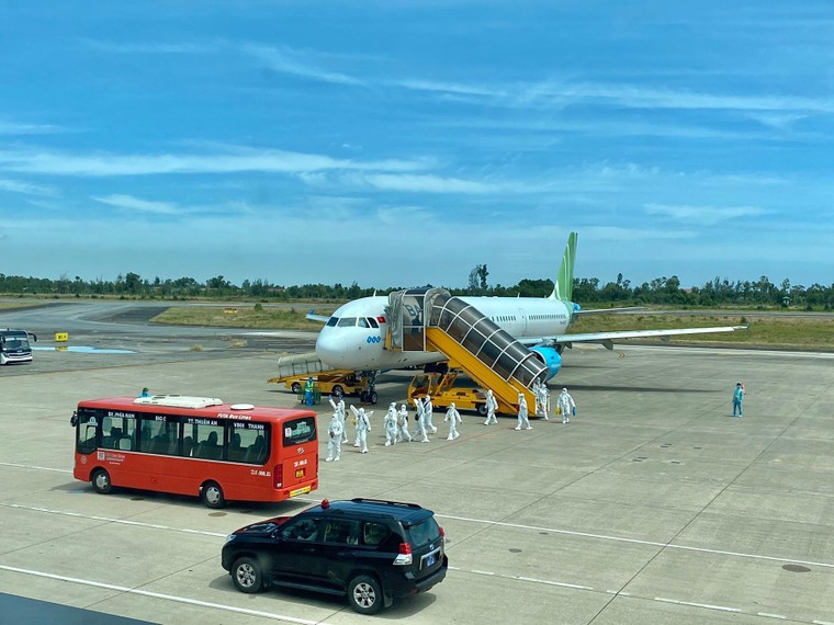 Bamboo Airways bay chuyên cơ khứ hồi đưa gần 200 y bác sĩ từ miền Trung vào TP HCM chống dịch ảnh 5