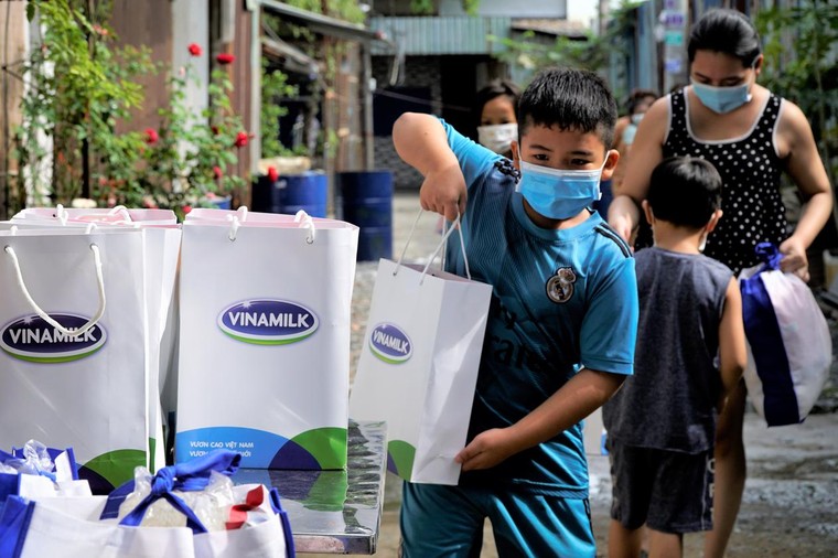 45.000 phần quà được Vinamilk gửi đến người dân 3 tỉnh thành phố, góp phần san sẻ khó khăn mùa dịch ảnh 1