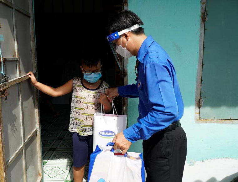 45.000 phần quà được Vinamilk gửi đến người dân 3 tỉnh thành phố, góp phần san sẻ khó khăn mùa dịch ảnh 3