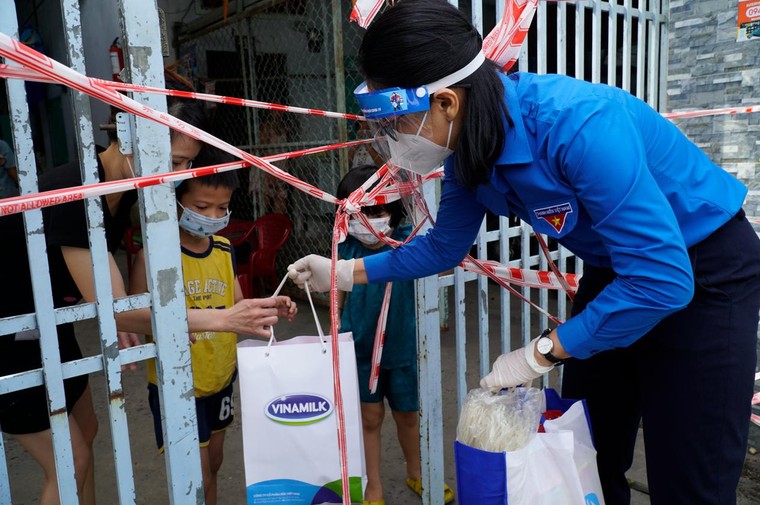 45.000 phần quà được Vinamilk gửi đến người dân 3 tỉnh thành phố, góp phần san sẻ khó khăn mùa dịch ảnh 4