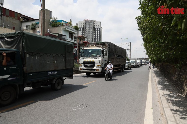 Ùn tắc kéo dài tại Cảng Hà Nội sau khi nới lỏng giãn cách ảnh 11