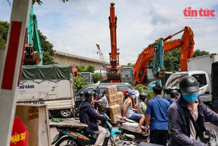 Ùn tắc kéo dài tại Cảng Hà Nội sau khi nới lỏng giãn cách ảnh 1