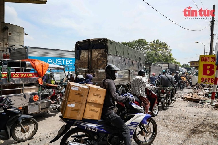 Ùn tắc kéo dài tại Cảng Hà Nội sau khi nới lỏng giãn cách ảnh 3