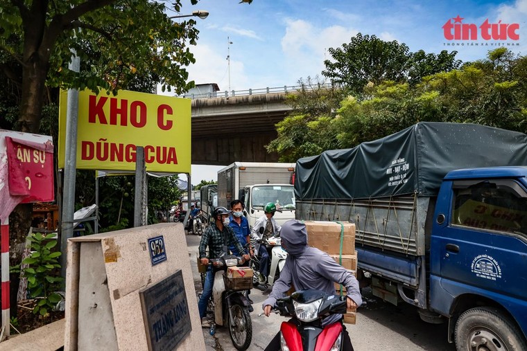 Ùn tắc kéo dài tại Cảng Hà Nội sau khi nới lỏng giãn cách ảnh 4
