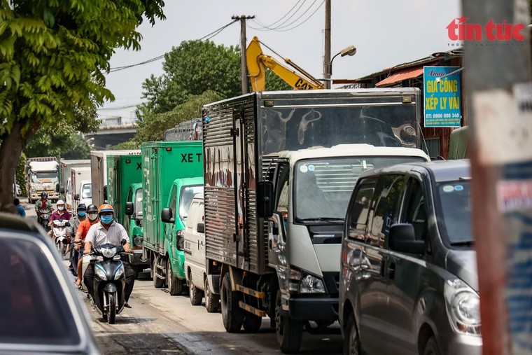 Ùn tắc kéo dài tại Cảng Hà Nội sau khi nới lỏng giãn cách ảnh 5