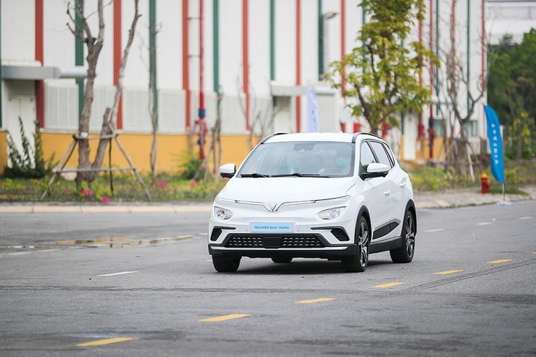 Chủ xe VF e34 đầu tiên: Tự hào được là một phần trong lịch sử công nghiệp ô tô Việt ảnh 3