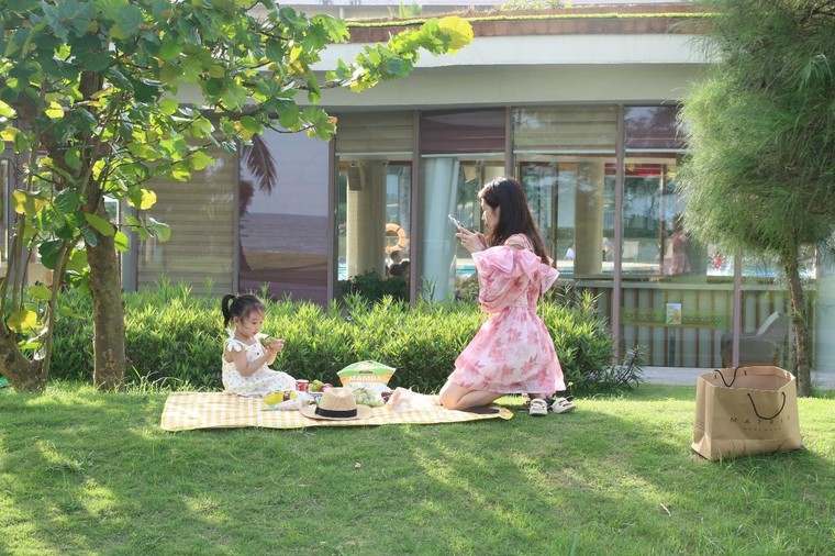 Sầm Sơn dịp 30/4: bãi biển kín người, resort 5 sao nhộn nhịp check-in ảnh 5