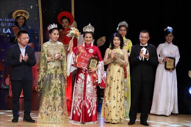 Ấn tượng tà áo dài tại đêm chung kết Hoa hậu Áo dài phu nhân toàn châu Âu năm 2022 ảnh 1