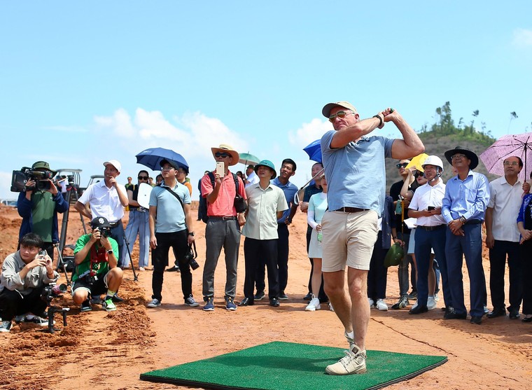 Cú swing đầu tiên của huyền thoại Greg Norman tại sân golf Văn Lang Empire ảnh 2