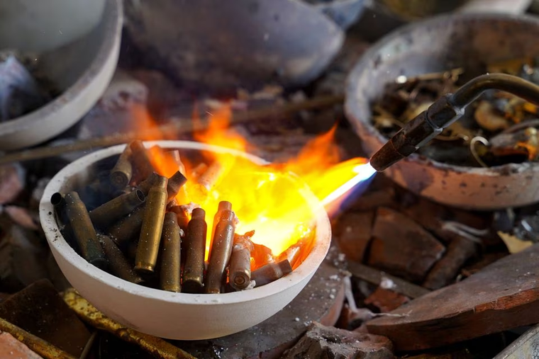 Người biến vỏ đạn thành đồ trang sức ảnh 1