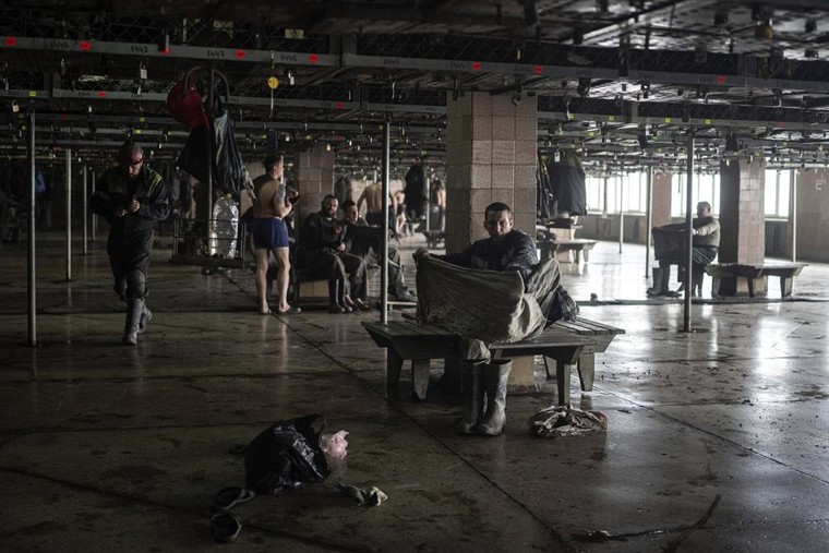 Thợ mỏ Ukraine tạm quên chiến tranh trên mặt đất ảnh 1