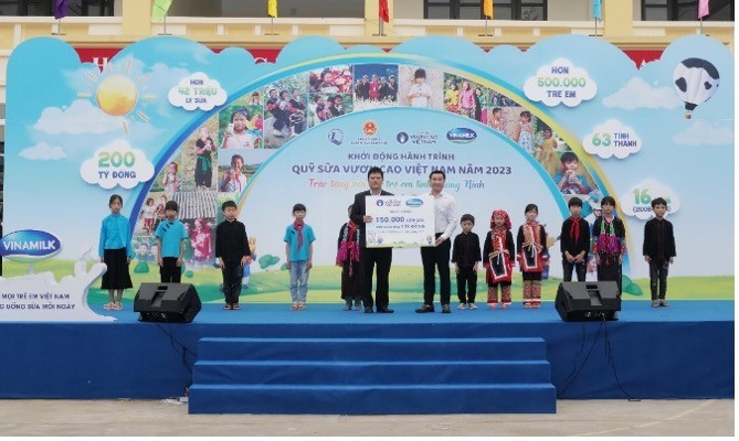 Vinamilk và Quỹ sữa vươn cao Việt Nam khởi động hành trình năm thứ 16 tại Quảng Ninh ảnh 1