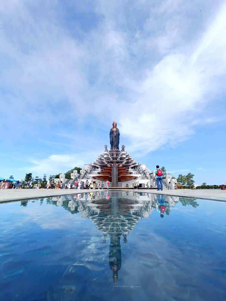 Núi Bà Đen tiếp tục xuất hiện 'đĩa bay mây' khiến du khách thích thú ảnh 2