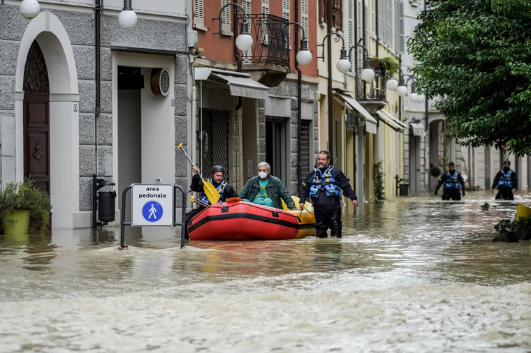 Ý trải qua đợt lũ lụt tồi tệ nhất 100 năm qua ảnh 1